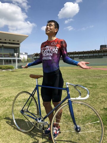  郡司浩平譲りの“グロリアスポーズ”を決める新村穣