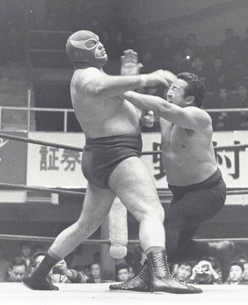  力道山の空手チョップに耐えるミスター・アトミック（東スポWeb）