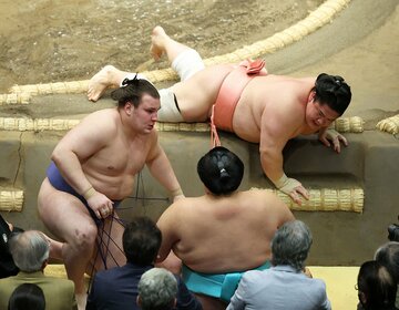 最後は土俵下まで転がった安青錦(左)
