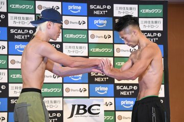 握手する那須川天心(左)と井上拓真