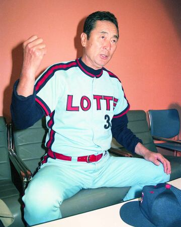 通算８度目の退場処分を受けた試合後、記者たちの質問に応じる金田監督（１９９１年５月）