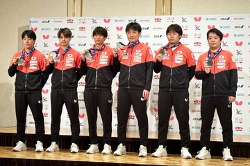 帰国会見を行った卓球男子日本代表の(左から)篠塚大登、宇田幸矢、戸上隼輔、張本智和、松島輝空、岸川聖也監督