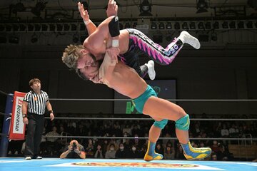 エル・ファンタズモ（上）を攻めるボルチン・オレッグ