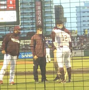  左脇腹を押さえるしぐさを見せる楽天・カスティーヨ