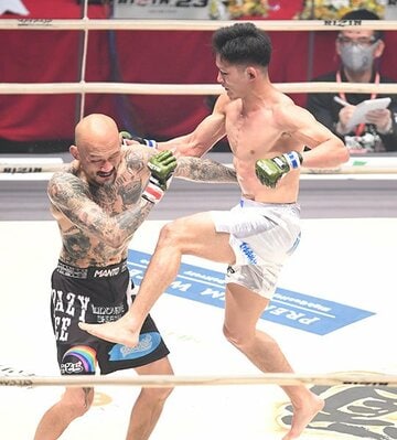  朴光哲を攻める青井人（右）