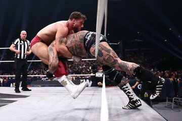 ブロディ・キング（右）にヒートシーカーを決めるＭＪＦ(©All Elite Wrestling）