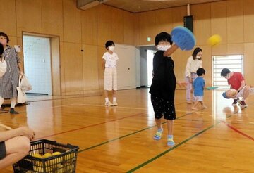 「テニピン」を体験する子供たち（提供写真）