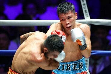 5R、エリック・バディージョ(手前)を一気に攻める岩田翔吉