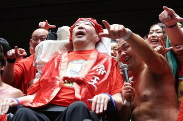 鈴木みのるから赤いちゃんちゃんこを送られ一足早い還暦祝いをした高山善廣