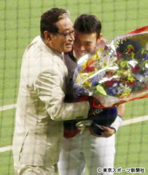 2000安打達成の中日・荒木 星野仙一氏が花束贈呈 | 東スポWEB