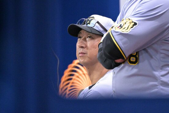 戦況を見つめる藤川球児監督