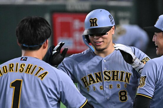 3回、2者連続の本塁打を放った佐藤輝(中央)を迎える森下(左)