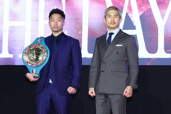 会見を行った井上拓真（左）と井岡一翔