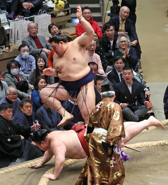 隆の勝（下）を突き落とした大の里