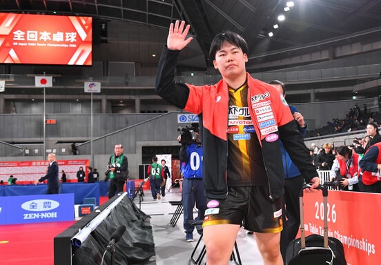 優勝し観客の声援に応える松島輝空