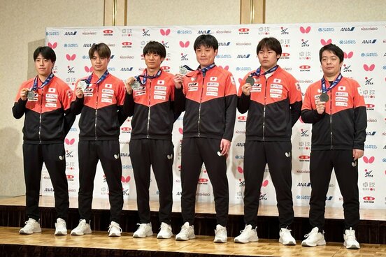 帰国会見を行った卓球男子日本代表の(左から)篠塚大登、宇田幸矢、戸上隼輔、張本智和、松島輝空、岸川聖也監督