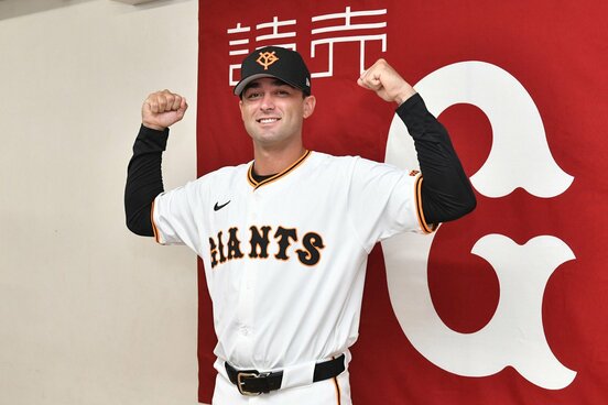 入団会見を行ったココ・モンテス