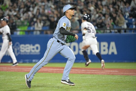 8回、増田(奥)に犠飛浴びた阪神・モレッタ