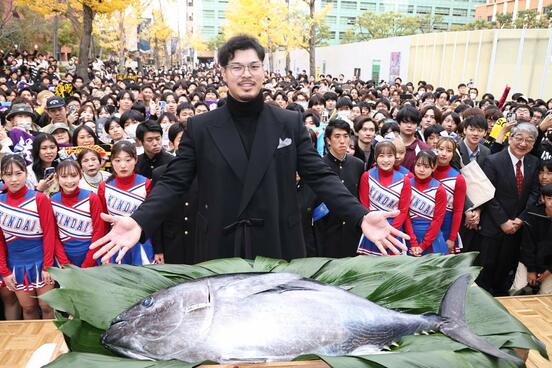 「セリーグMVP受賞記念セレモニー」に出席した佐藤輝明