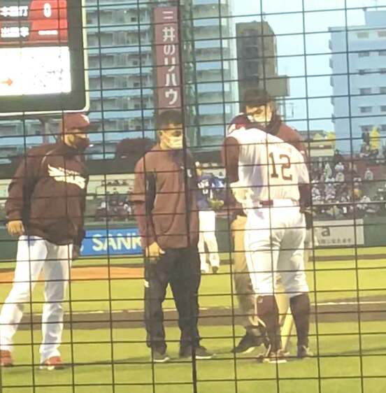  左脇腹を押さえるしぐさを見せる楽天・カスティーヨ