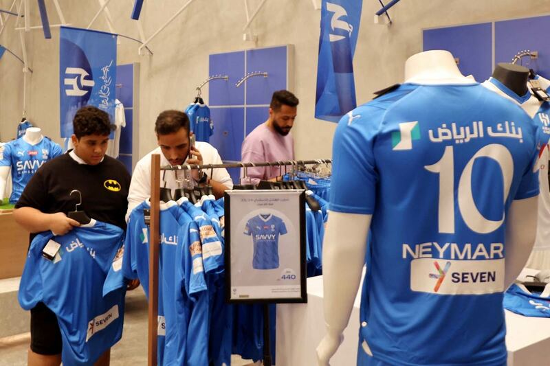 2セット、ロナウドLサイズ、ネイマール、Mサイズ 写真：ネイマール、C・ロナウド…爆買いサウジの次の狙いは「欧州CL