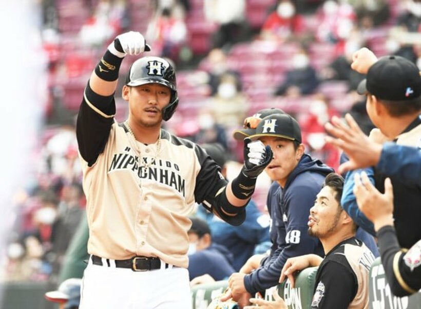  広島戦で豪快アーチを放ち、祝福を受ける中田（左）