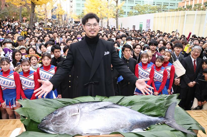 「セリーグMVP受賞記念セレモニー」に出席した佐藤輝明