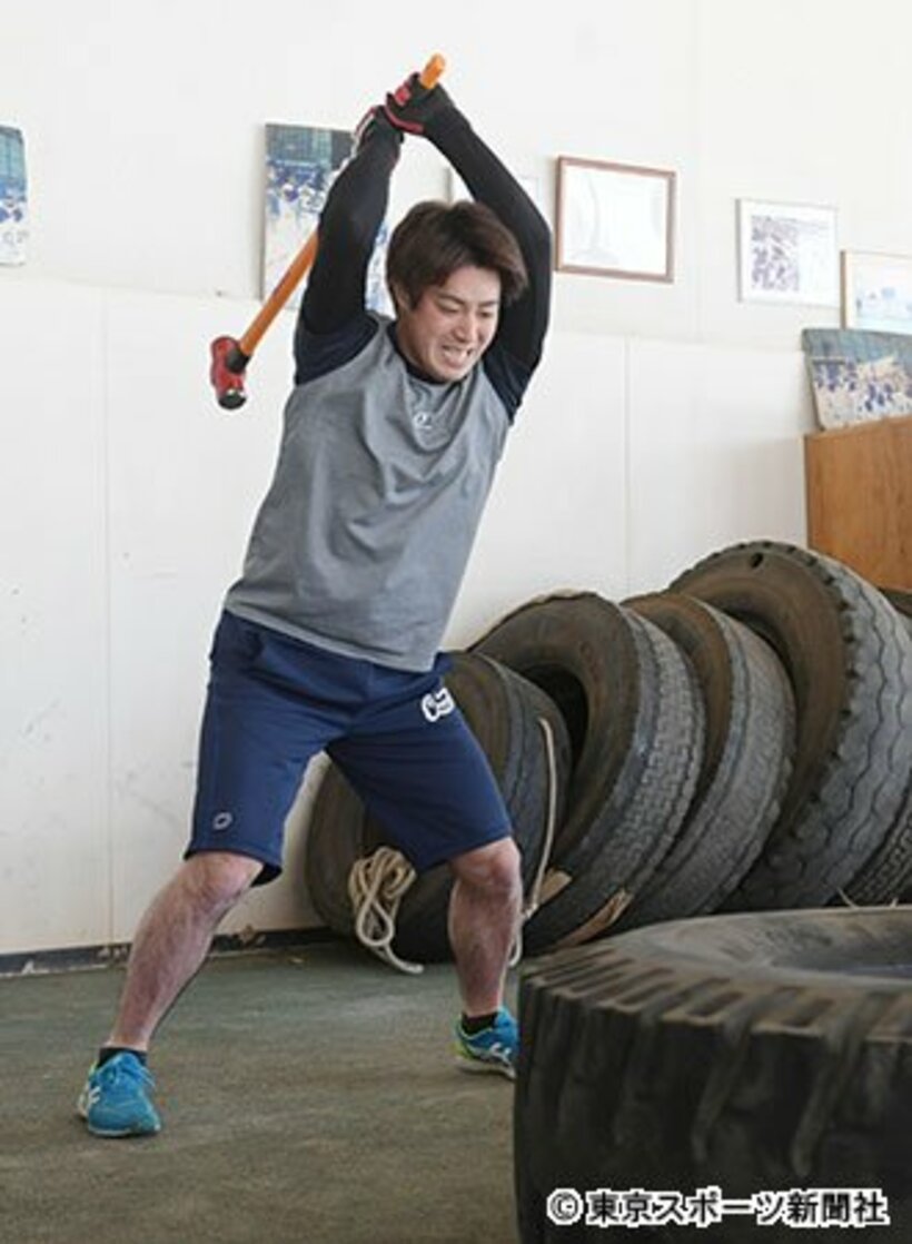  ハンマーでタイヤを叩く野村祐輔