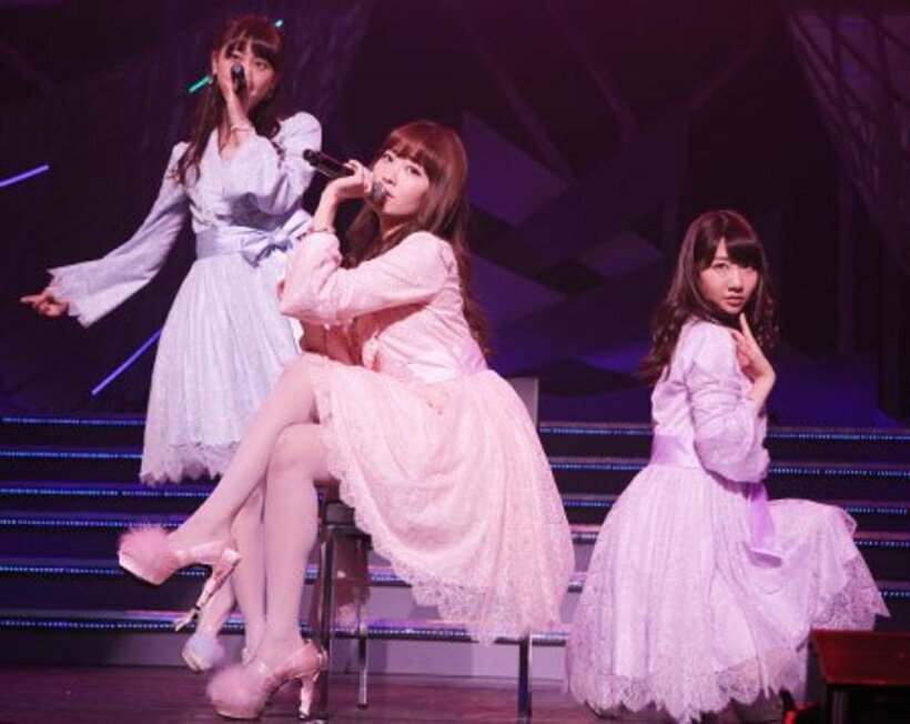 左から松井玲奈、小嶋陽菜、柏木由紀