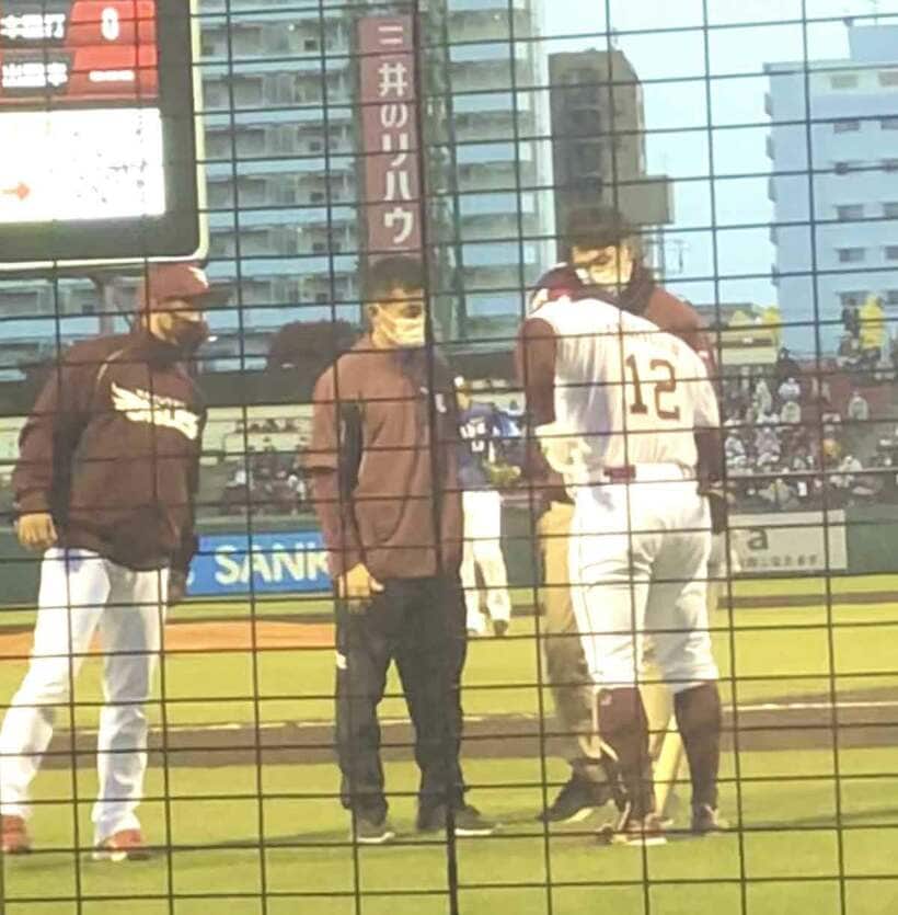  左脇腹を押さえるしぐさを見せる楽天・カスティーヨ