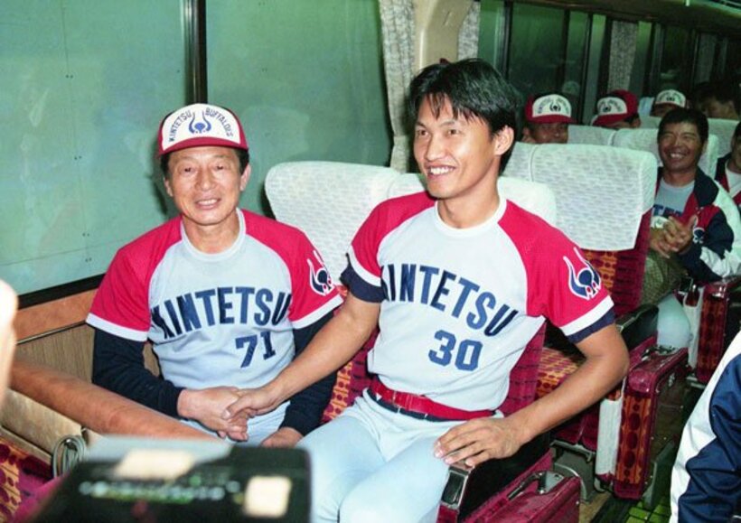  巨人との日本シリーズ第３戦で好投し、仰木監督(左)と握手する加藤氏(１９８９年１０月２４日)