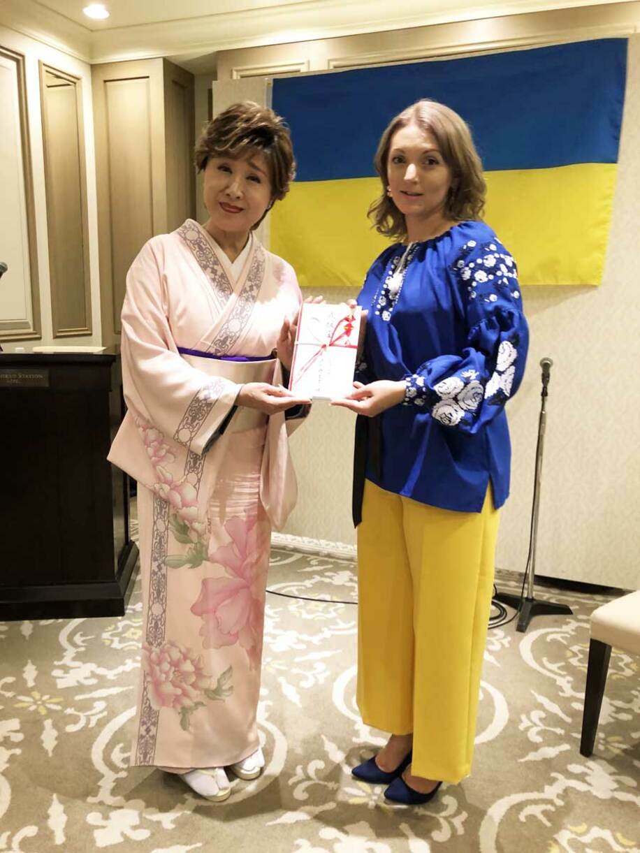  ウクライナ支援金贈呈式に出席した小林幸子（左）とカテリーナ-（東スポＷｅｂ）