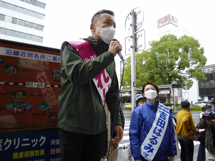  阿佐ヶ谷駅前で演説を行った山本太郎氏(左)と吉田はるみ候補（東スポWeb）