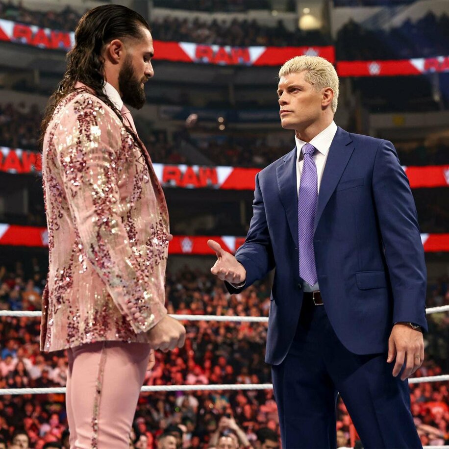  セス・ロリンズ（左）に握手を求めるコーディ・ローデス （C）2022 WWE, Inc. All Rights Reserved