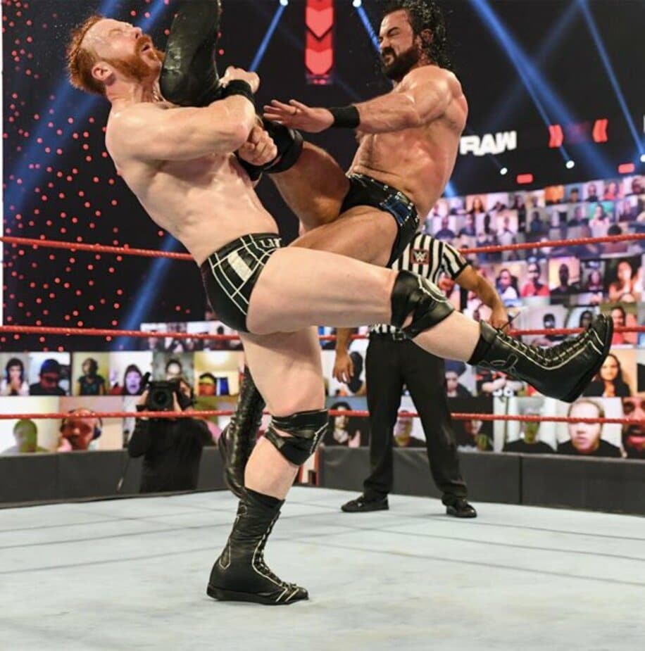  マッキンタイアはシェイマス（左）をクレイモアでKO（2021 WWE, Inc. All Rights Reserved.）