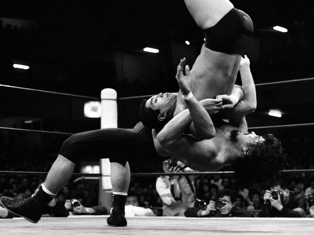 高田（上）にダブルアームスープレックス