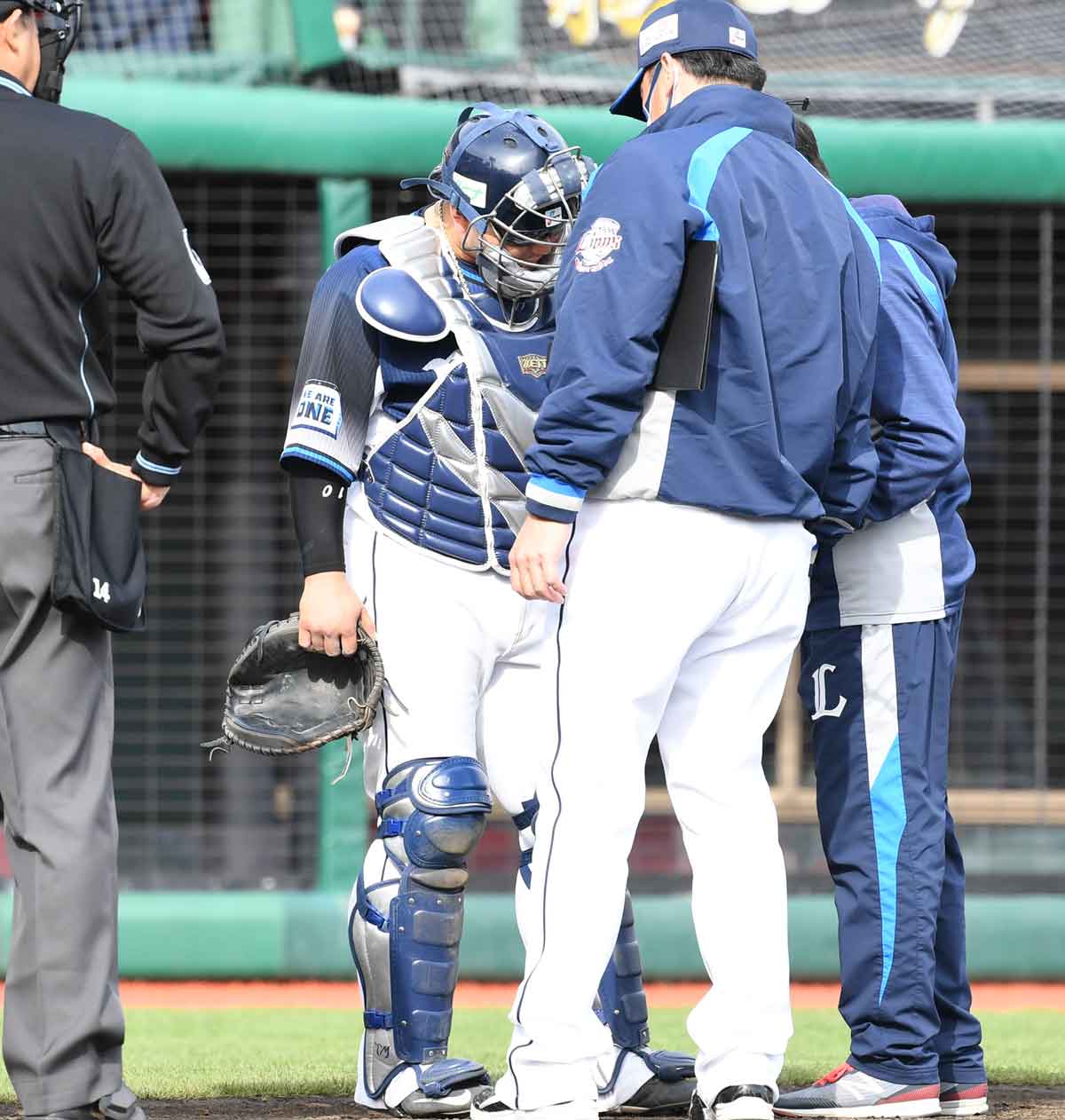 写真：西武に負傷者続出 今度は森が負傷交代 捕球時に左手首付近をいためる | 東スポWEB