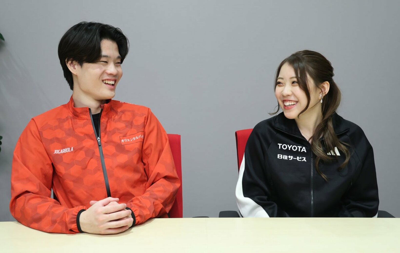 インタビューに応じた紀平梨花(右)と西山真瑚