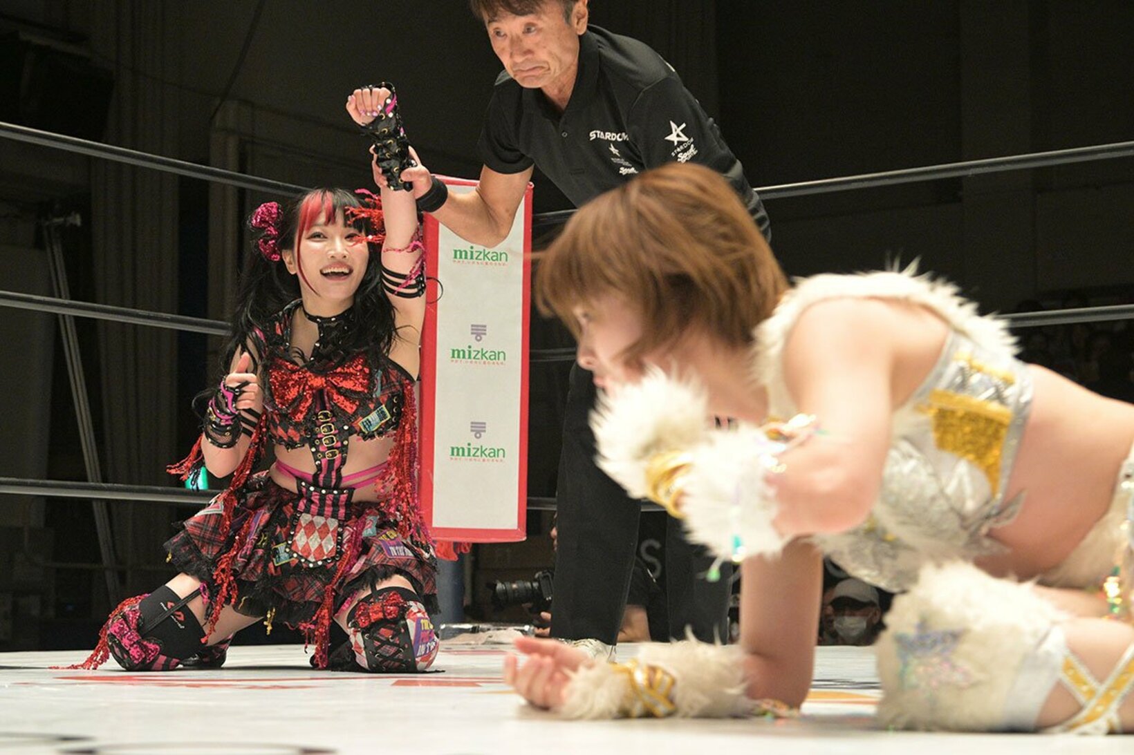 なつぽい(右)から３カウントを奪った伊藤麻希