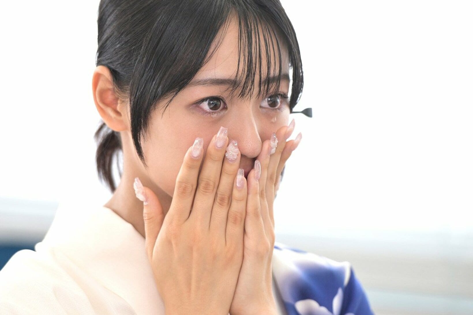 母・小谷実可子からの手紙に涙する宮下結衣