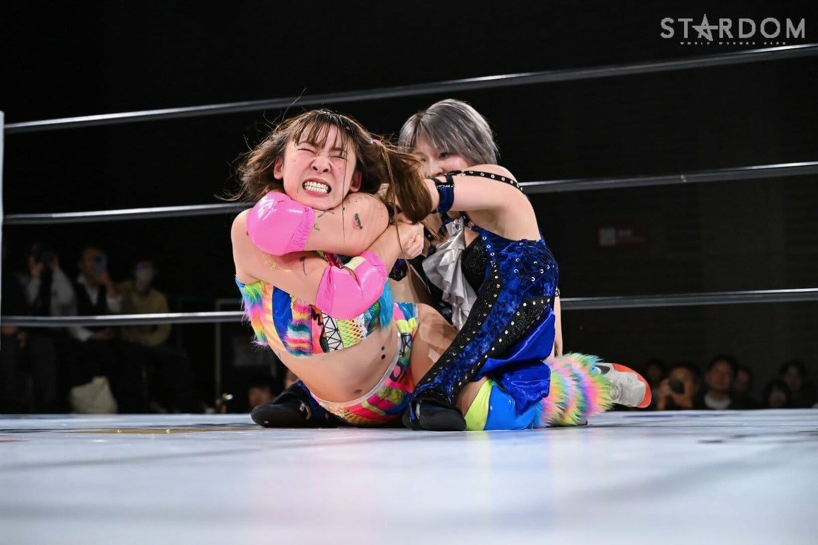 安納サオリ(右)に極楽固めで締め上げられるフワちゃん