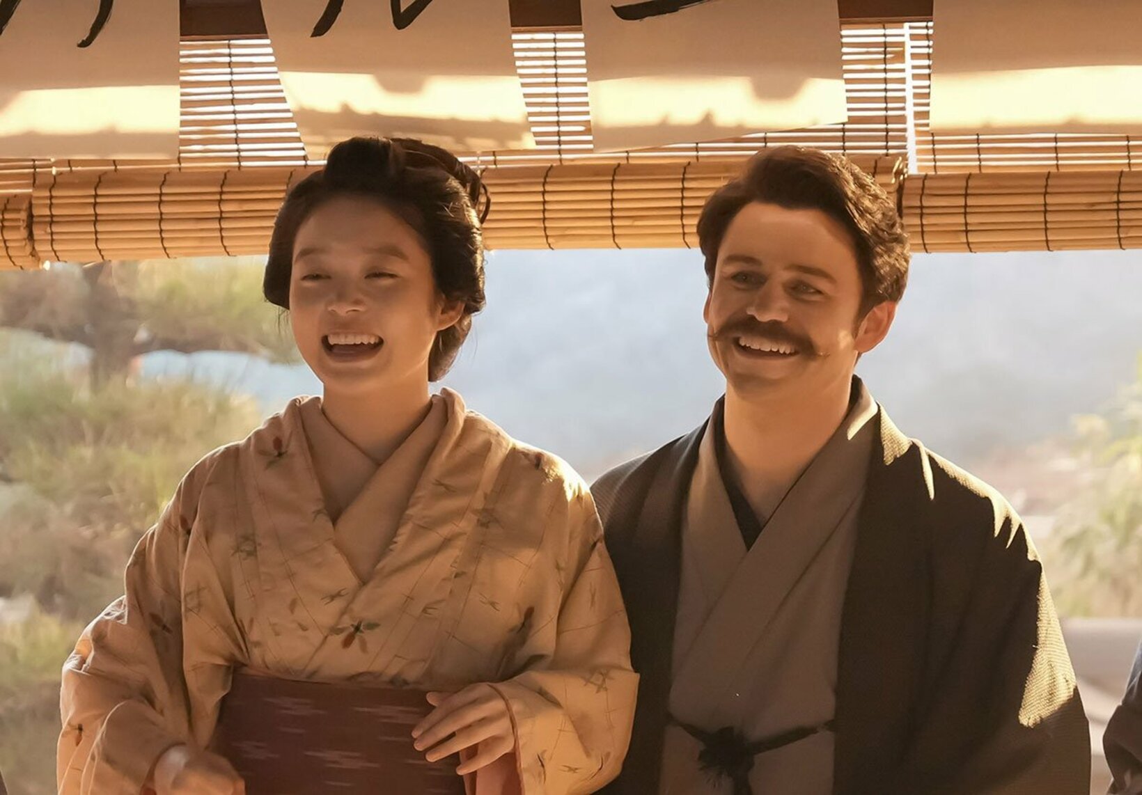 小泉セツ役の高石あかり(左)との息もピッタリだ
