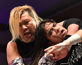  前哨戦で藤田(左)相手に防戦一方となった佐々木（東スポWeb）
