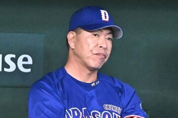 険しい表情で試合を見守る中日・井上監督