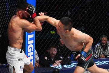 アミル・アルバジにパンチを叩き込む堀口恭司（(c)Zuffa LLC/UFC