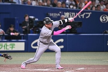 ８回、代打で左前打を放った巨人・坂本勇人