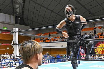 ＳＨＯ(手前)を挑発するＤＯＵＫＩ