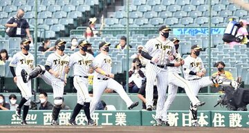  マスク着用で試合前の練習を行った阪神ナイン