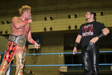 試合後、挑戦表明してきた斉藤ジュン(右)をあしらった３冠王者・宮原健斗