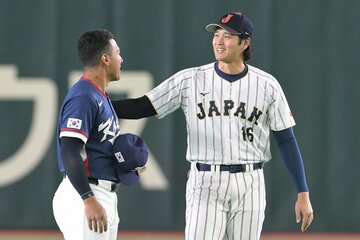 ジョーンズ（左）と言葉を交わす大谷